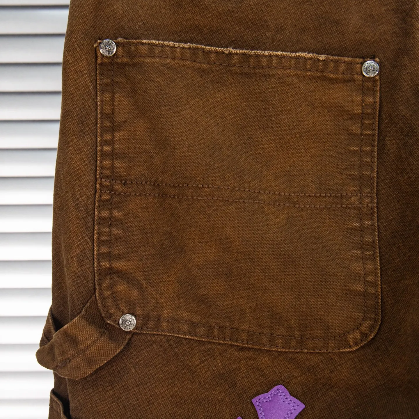 P290 Chrome Hearts Chrome Hearts brown logging purple multi-leather jeans Multi-leather standard work jeans pants CH jeans need to be washed and then disassembled and hand-stitched with sheepskin cross leather and then spliced to complete. The whole process is too complicated to explain. About Chrome Hearts This is an extremely luxurious fashion brand that can also be called the nobility of the high street. It has always been an exclusive brand for some hipsters or rich second generations. Compared with ordinary high streets, it is more luxurious and noble. Compared with luxury brands, it has a more fashionable personality. It has always been a brand that I have a special liking for. Style number: 1786# Color: Brown Size: 28 30 32 34 36